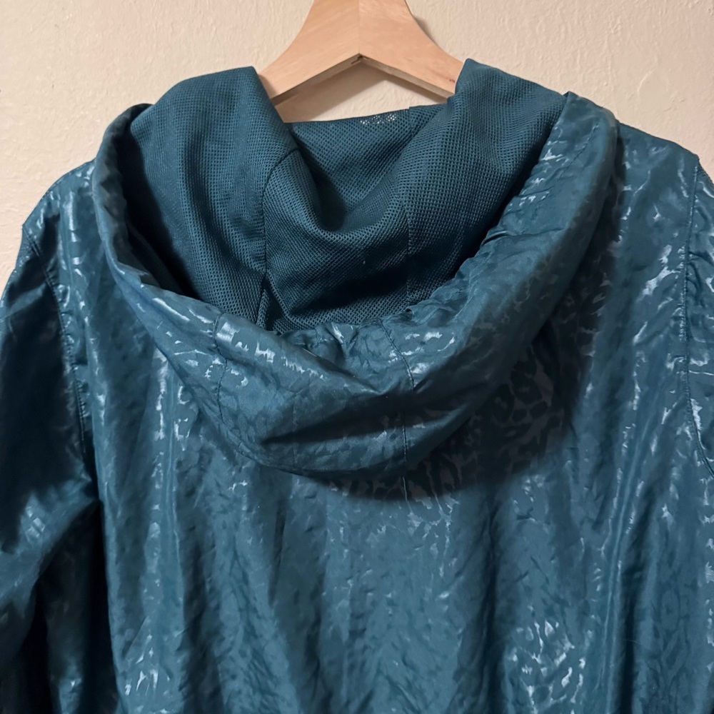 Zyia athletic windbreaker jacket teal animal print Size Medium - Picture 5 of 6